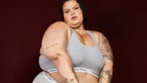 Thais Carla posando como modelo.