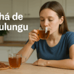Mulher tomando o chá de Mulungu;