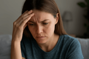 Cortisol: mulher com semblante triste/estressada.