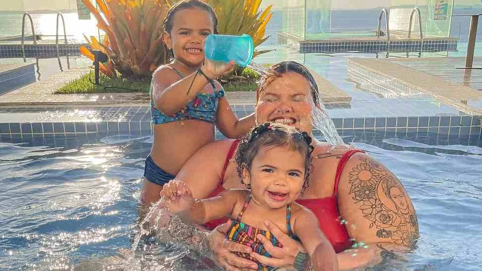 Thais Carla e as filhas na piscina.