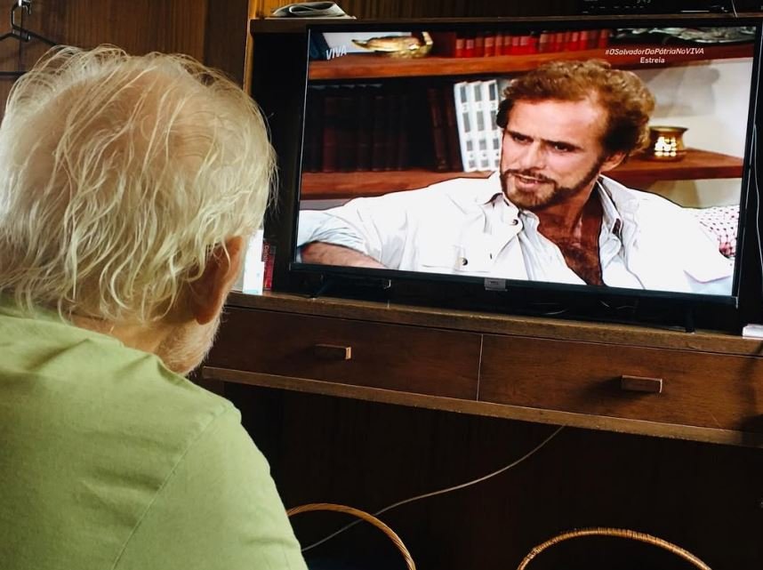 O ator assistindo sua novela na televisão.