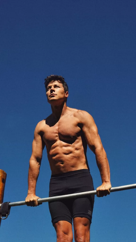 um dos treinos do ator Rodrigo Faro na calistenia barra fixa