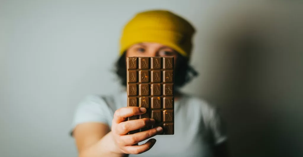 Descubra como o chocolate pode melhorar seu humor e bem-estar, e veja dicas para consumir com moderação sem atrapalhar sua saúde.