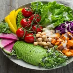 Você já reparou que alimentos de cores variadas trazem benefícios diferentes para o seu corpo? Essa diversidade não é por acaso. Na verdade, a cor dos alimentos está diretamente ligada aos nutrientes que eles contêm, e isso explica por que os nutricionistas recomendam montar um prato colorido. Além disso, nosso cérebro reage positivamente ao ver um prato cheio de cores, estimulando o apetite e o prazer em comer.