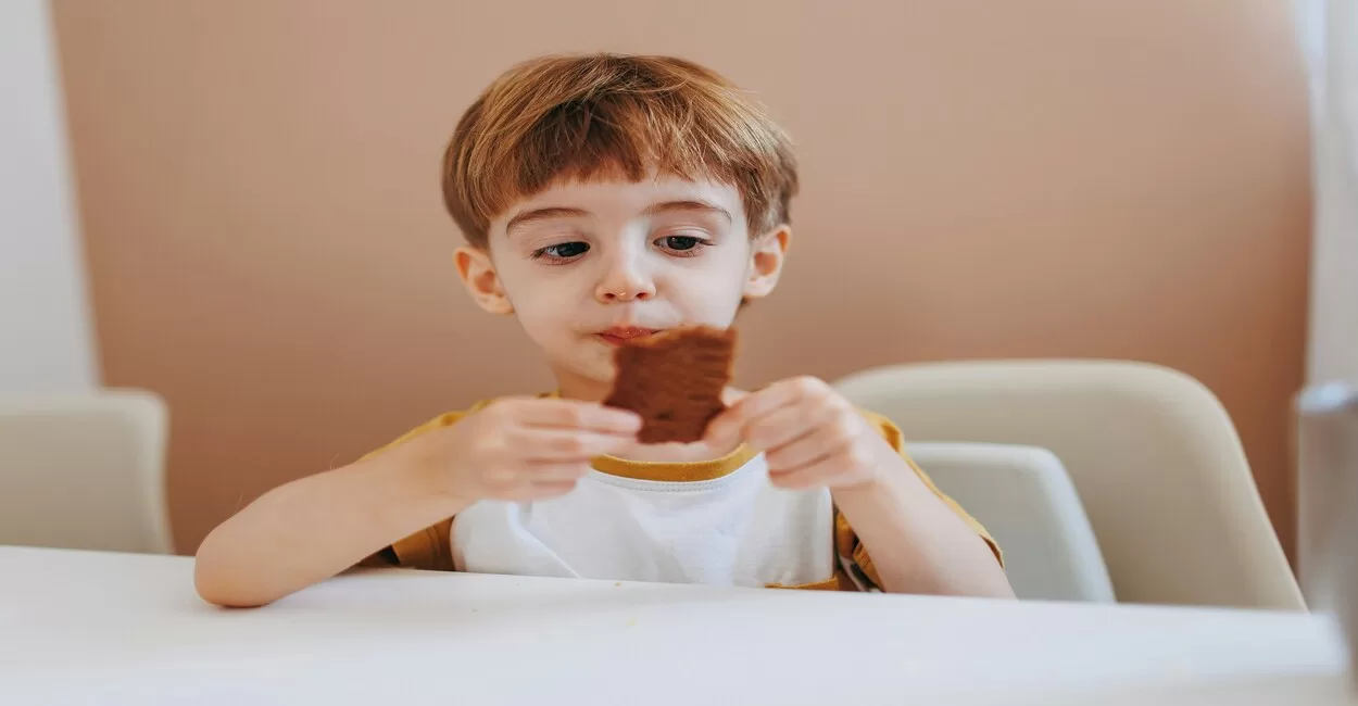 No Dia do Chocolate, saiba se criança com diabetes pode comer chocolate e descubra opções seguras, dicas de consumo e uma receita caseira para aproveitar a data sem riscos à saúde.