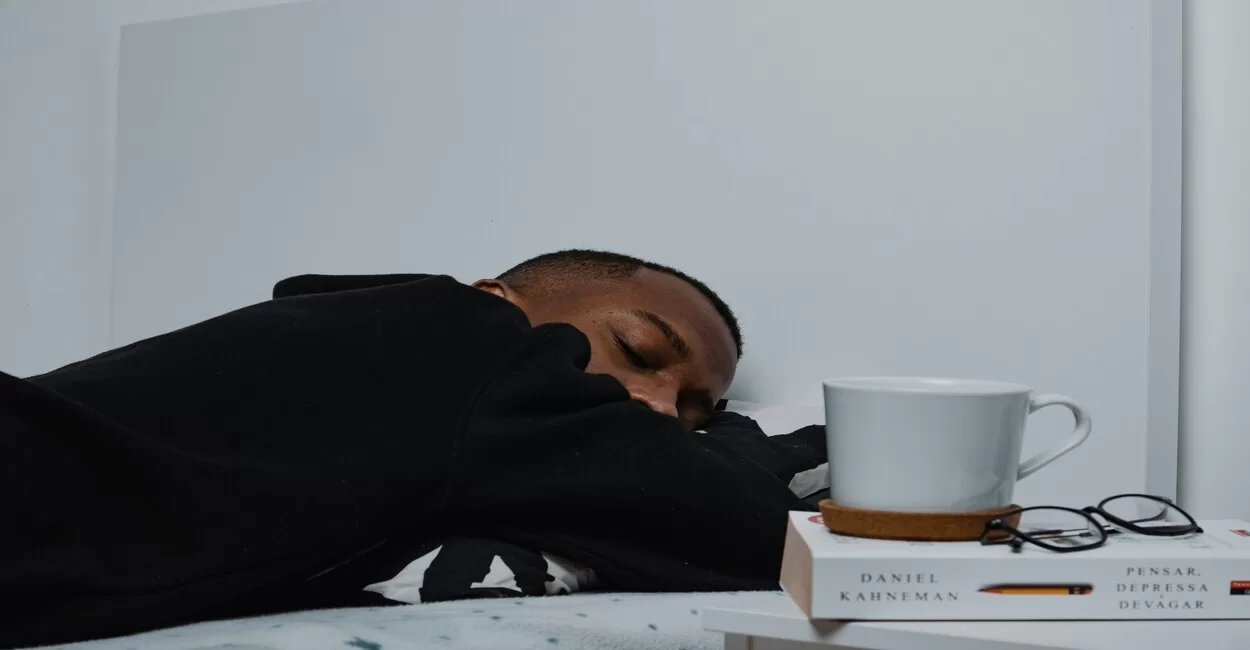 A sensação de acordarmos cansados mesmo depois de dormir 8 horas está diretamente ligada à qualidade do sono e aos hábitos que adotamos. Não basta apenas dormir o tempo recomendado; é preciso garantir que o corpo percorra os ciclos certos e descanse verdadeiramente.