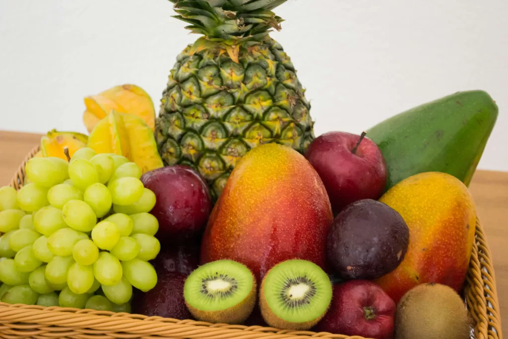O simples hábito de consumir frutas todos os dias traz mudanças reais, perceptíveis e muito positivas para seu corpo — desde a primeira semana até depois de um ano. Se você ainda não tem esse costume, que tal começar agora? Seu corpo agradece!