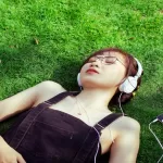 Você já percebeu como uma música pode mudar seu dia? Algumas canções nos fazem sorrir, outras nos emocionam, e há aquelas que parecem entender exatamente o que estamos sentindo. Quando falamos em saúde mental, esse efeito não é apenas uma impressão: a ciência confirma que a música pode, de fato, ajudar a aliviar sintomas de depressão.