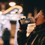 Quando o frio chega, não é só o cobertor que ganha destaque — o apetite também parece aumentar. Você já se pegou desejando uma comida mais pesada nos dias gelados? Isso não é só impressão. Descubra o que acontece com seu corpo e por que sentimos mais fome no frio.