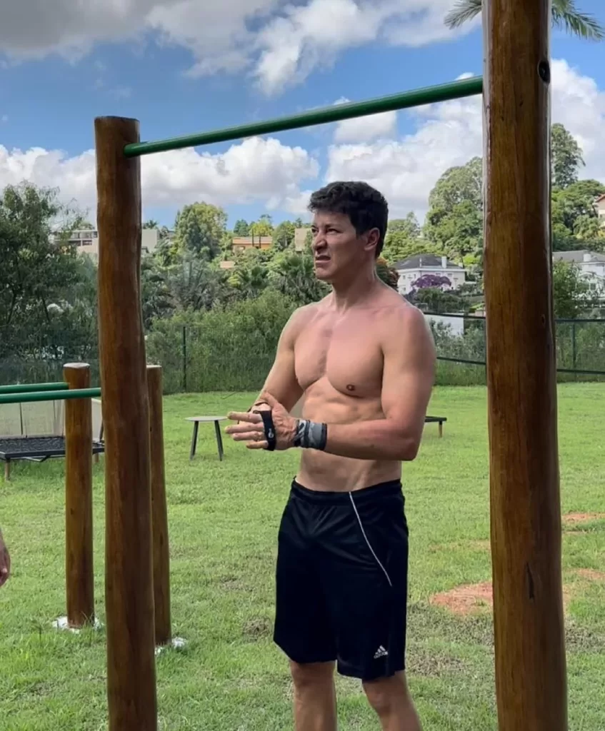 o ator se prepara para mais um rotina de Calistenia com seu professor JP Olsen
