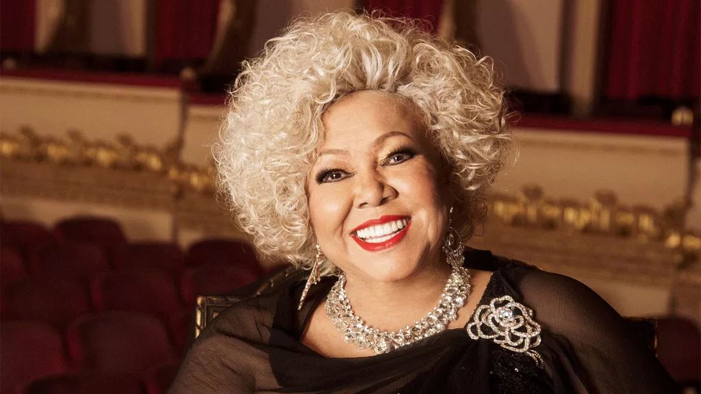 Nos últimos dias, uma onda de boatos sobre a saúde da cantora Alcione tomou conta das redes sociais. Tudo começou após sua participação no programa É de Casa, da TV Globo, quando uma fala bem-humorada foi tirada de contexto e deu origem à fake news de que a artista estaria internada. A seguir, entenda o que realmente aconteceu e o posicionamento oficial da equipe da cantora.