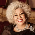 Nos últimos dias, uma onda de boatos sobre a saúde da cantora Alcione tomou conta das redes sociais. Tudo começou após sua participação no programa É de Casa, da TV Globo, quando uma fala bem-humorada foi tirada de contexto e deu origem à fake news de que a artista estaria internada. A seguir, entenda o que realmente aconteceu e o posicionamento oficial da equipe da cantora.