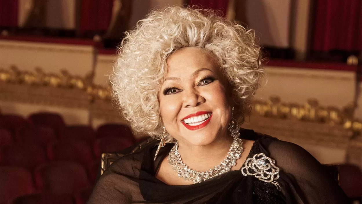 Nos últimos dias, uma onda de boatos sobre a saúde da cantora Alcione tomou conta das redes sociais. Tudo começou após sua participação no programa É de Casa, da TV Globo, quando uma fala bem-humorada foi tirada de contexto e deu origem à fake news de que a artista estaria internada. A seguir, entenda o que realmente aconteceu e o posicionamento oficial da equipe da cantora.