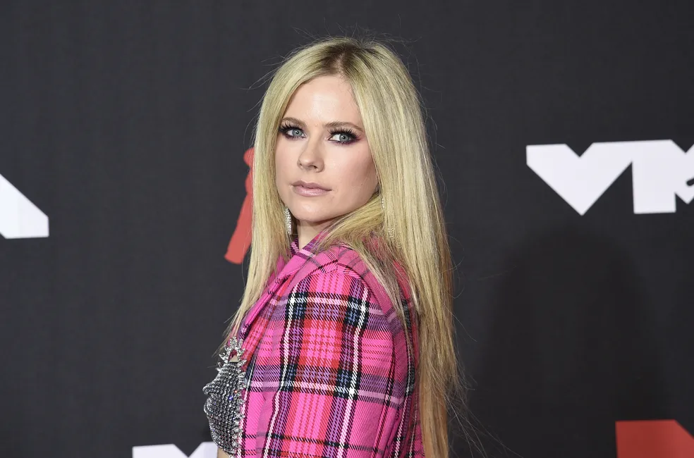 avril lavigne cantora segue tratamento