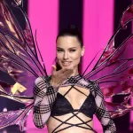 Adriana Lima tem volta triunfal às passarelas após críticas por aparência