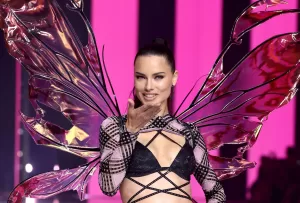 Adriana Lima tem volta triunfal às passarelas após críticas por aparência