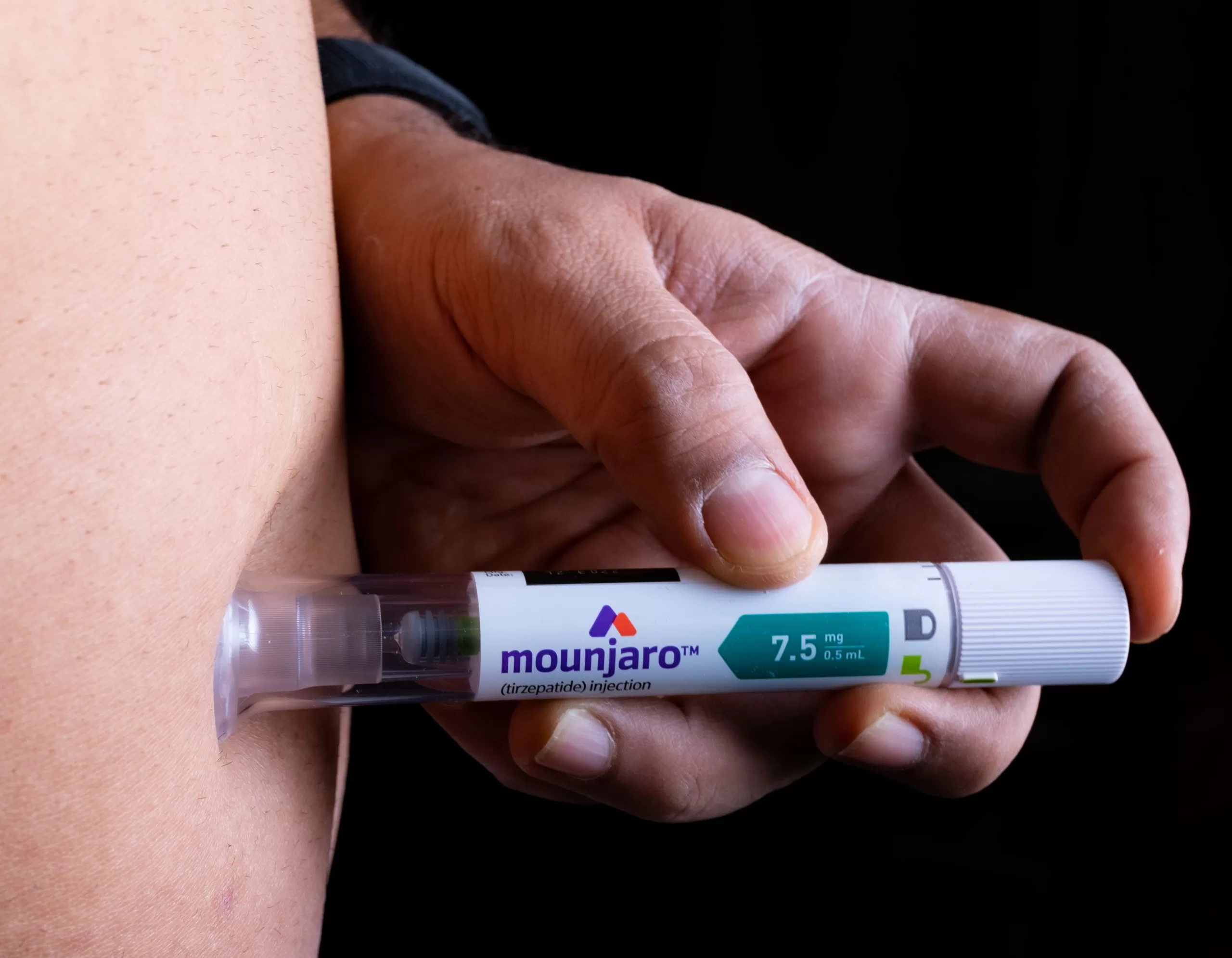 aplicação de caneta emagrecedora e falsa promessa de emagrecimento rápido