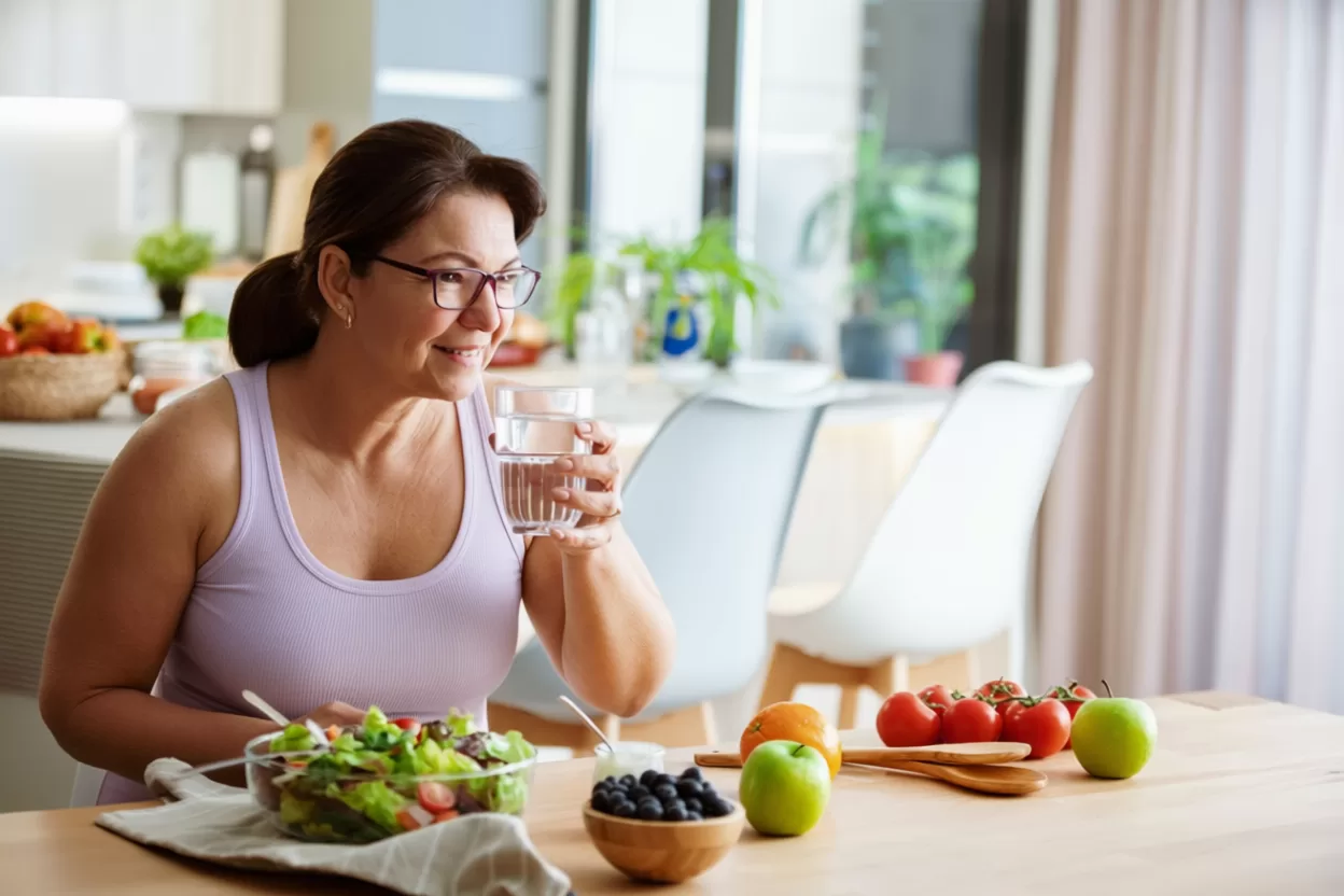 beber-agua-durante-a-refeicao