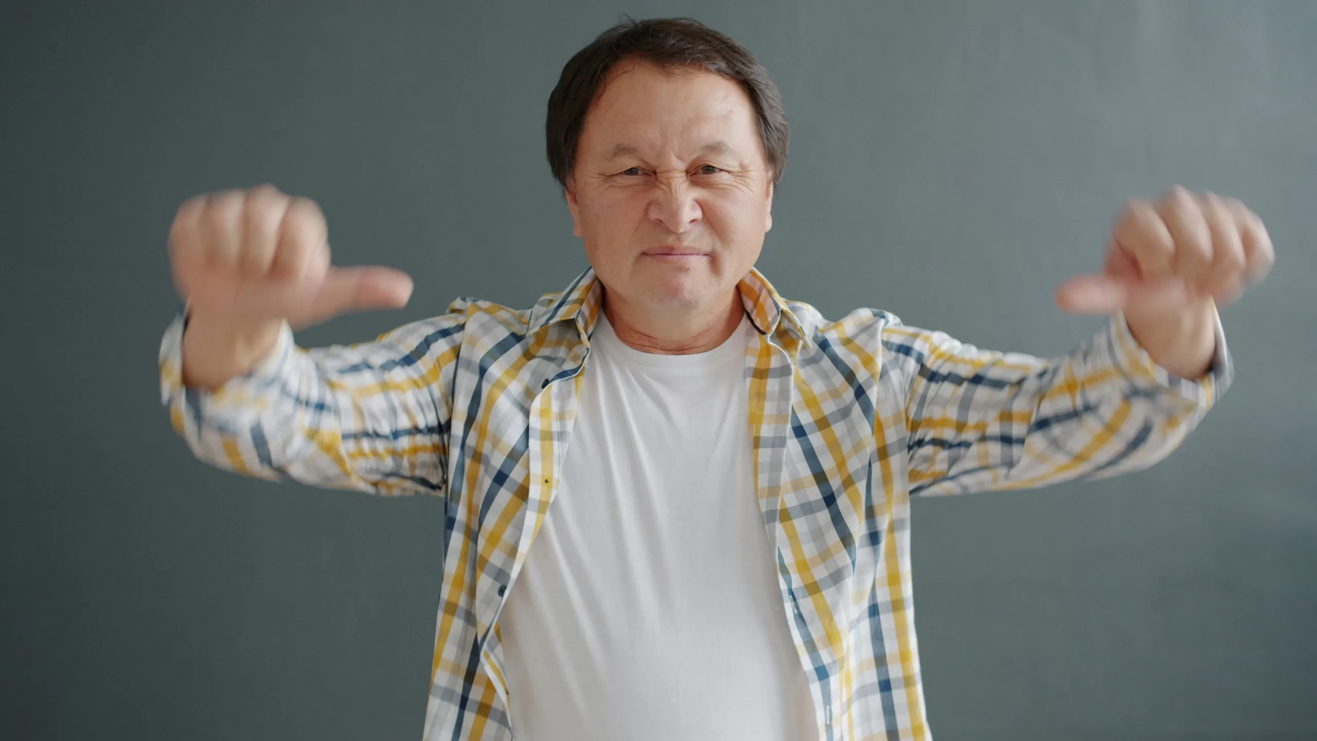 homem de 50 anos com barriga