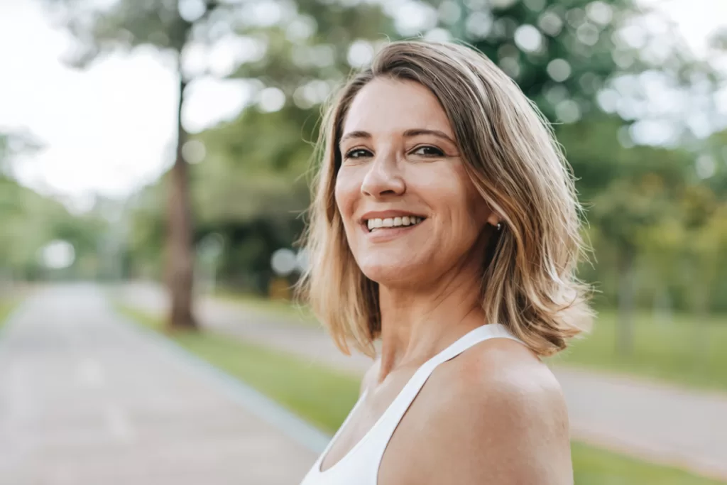 Mulher com 50 anos que treina exercícios físicos