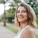 Mulher com 50 anos que treina exercícios físicos