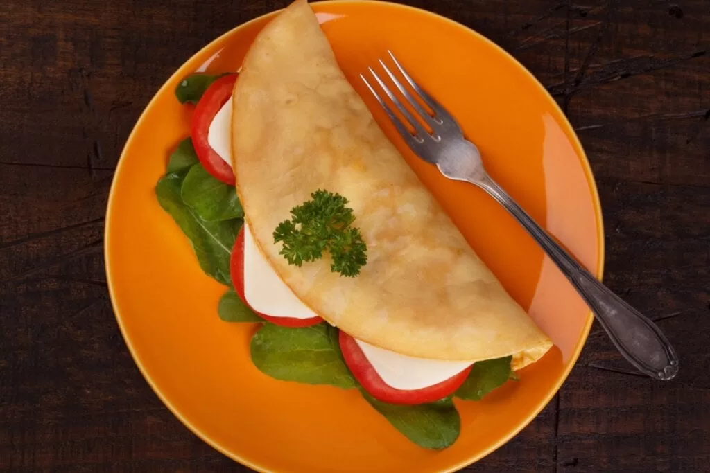 edicasecrepioca-com-queijo-branco-tomate-e-rucula-imagem-iuliia-timofeeva--