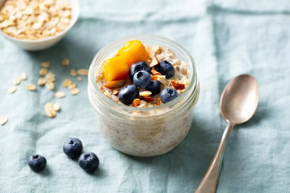 edicaseovernight-oats-com-manga-mirtilo-e-amendoas-imagem-anna_pustynnikova--shutterstock-2ykeuqtk