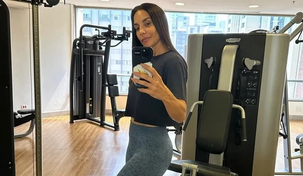 ivete-sangalo-exibe-bracos-definidos-e-pernoes-torneados-na-academia