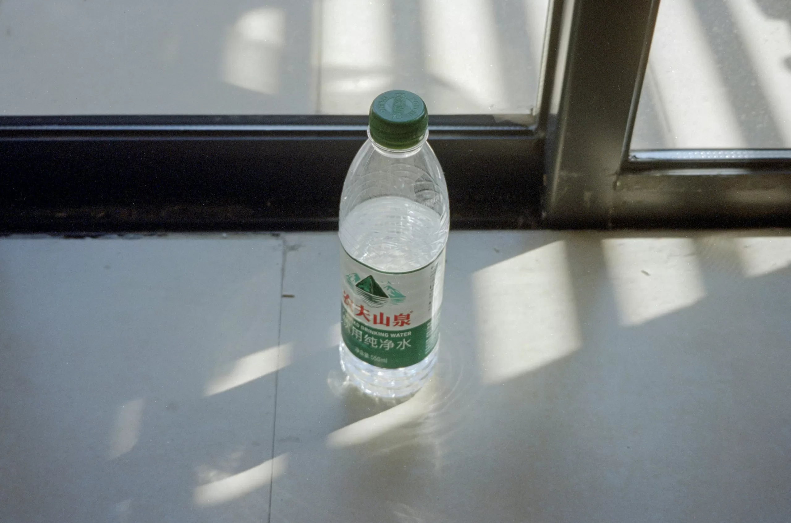 jun-ren-agua-garrada-plastica-unsplash