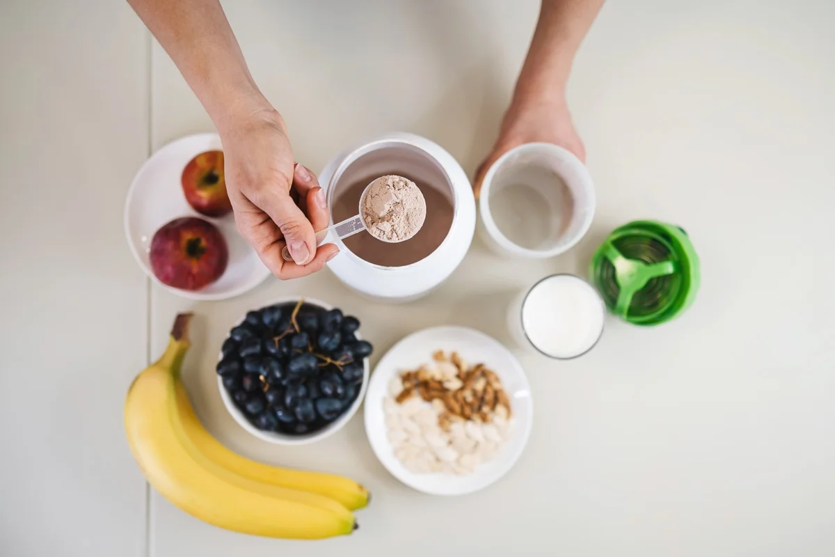 Receita de pré-treino natural com granola e whey, inspirada em Sophia Medina