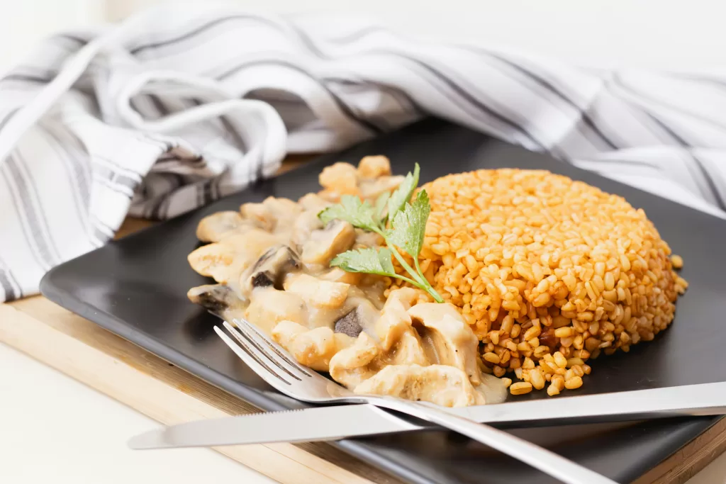 Descubra o que é a dieta Ozempic natural, foto prato de comida saudavel