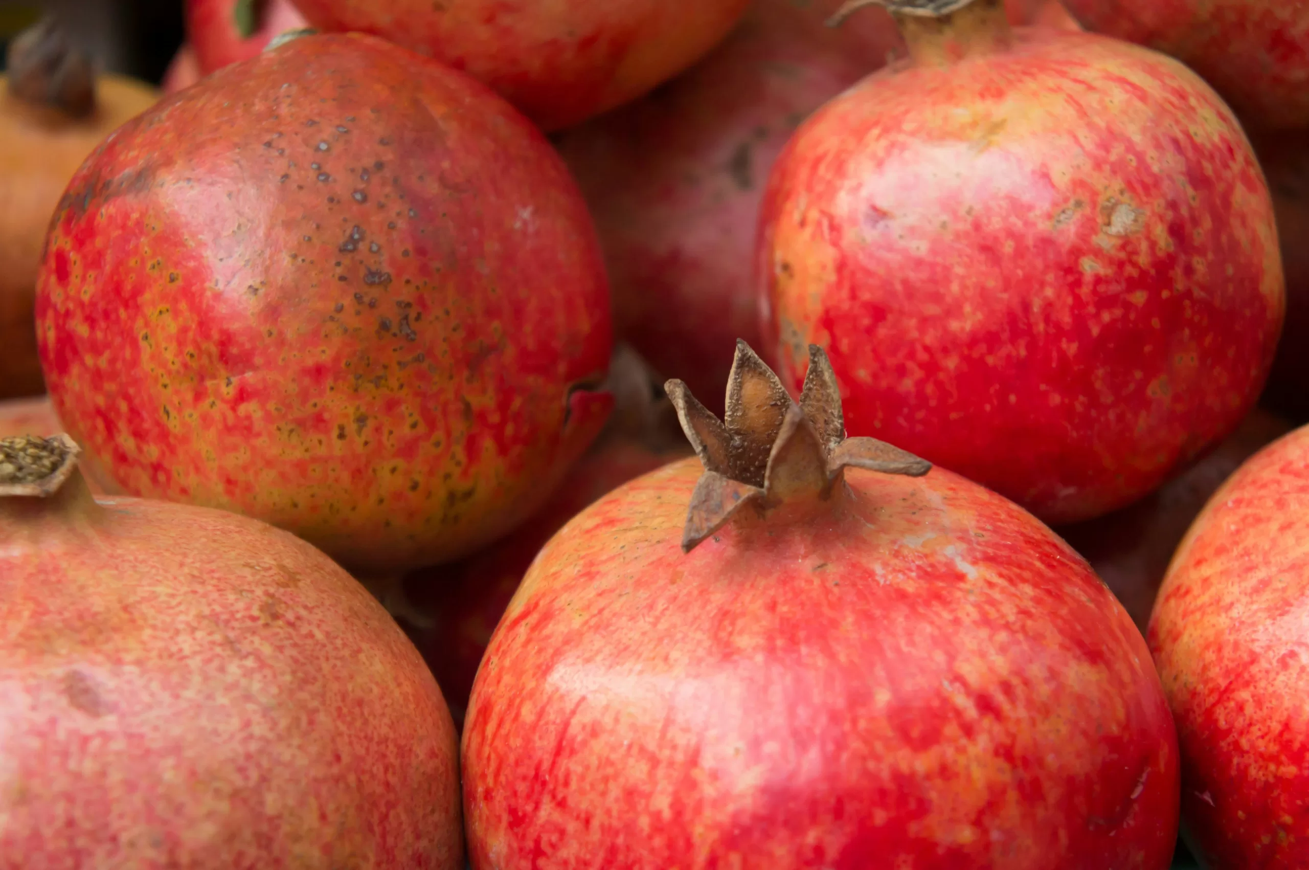 varias romãs juntas fruta