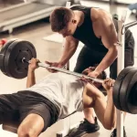 treino de supino na academia