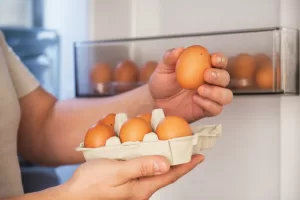 É saudável lavar os ovos antes de quebrar as cascas