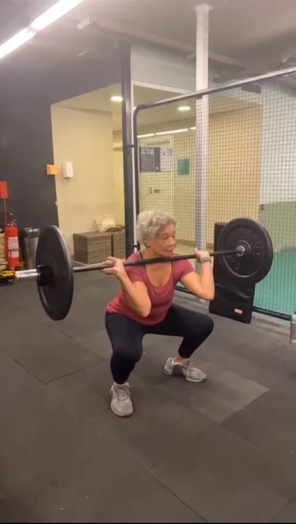 conheca-dona-zilda-a-baiana-de-82-anos-que-compartilha-sua-rotina-no-crossfit-nas-redes