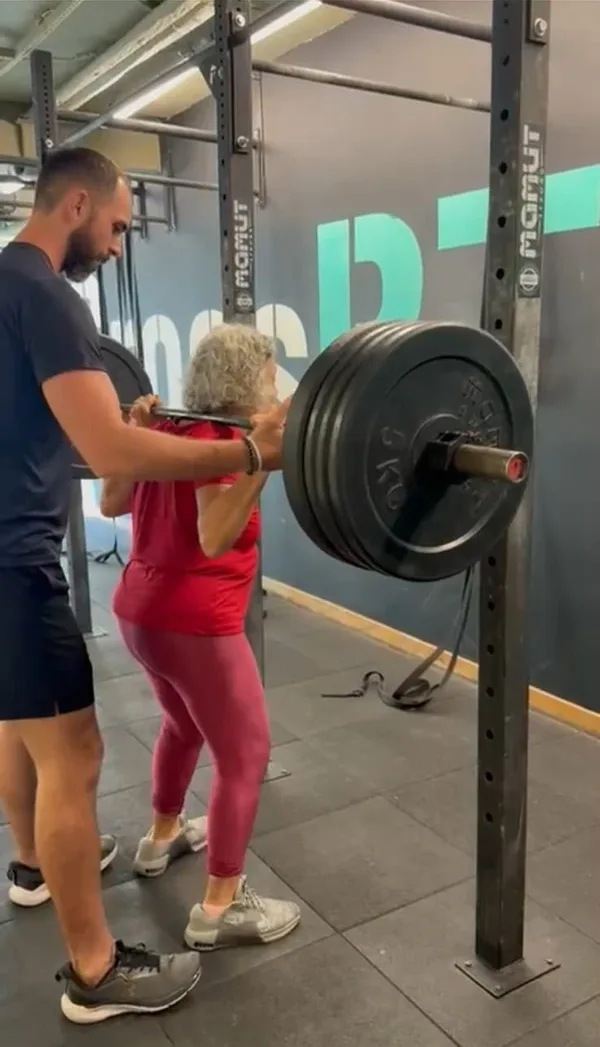 dona-zilda-a-baiana-de-82-anos-que-compartilha-sua-rotina-no-crossfit-nas-redes