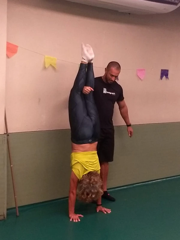 handstand-dona-zilda-a-baiana-de-82-anos-que-compartilha-sua-rotina-no-crossfit-nas-redes-3137919-article