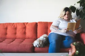 dia mundial da obesidade e as doenças ligadas a ela foto: Mulher no sofá
