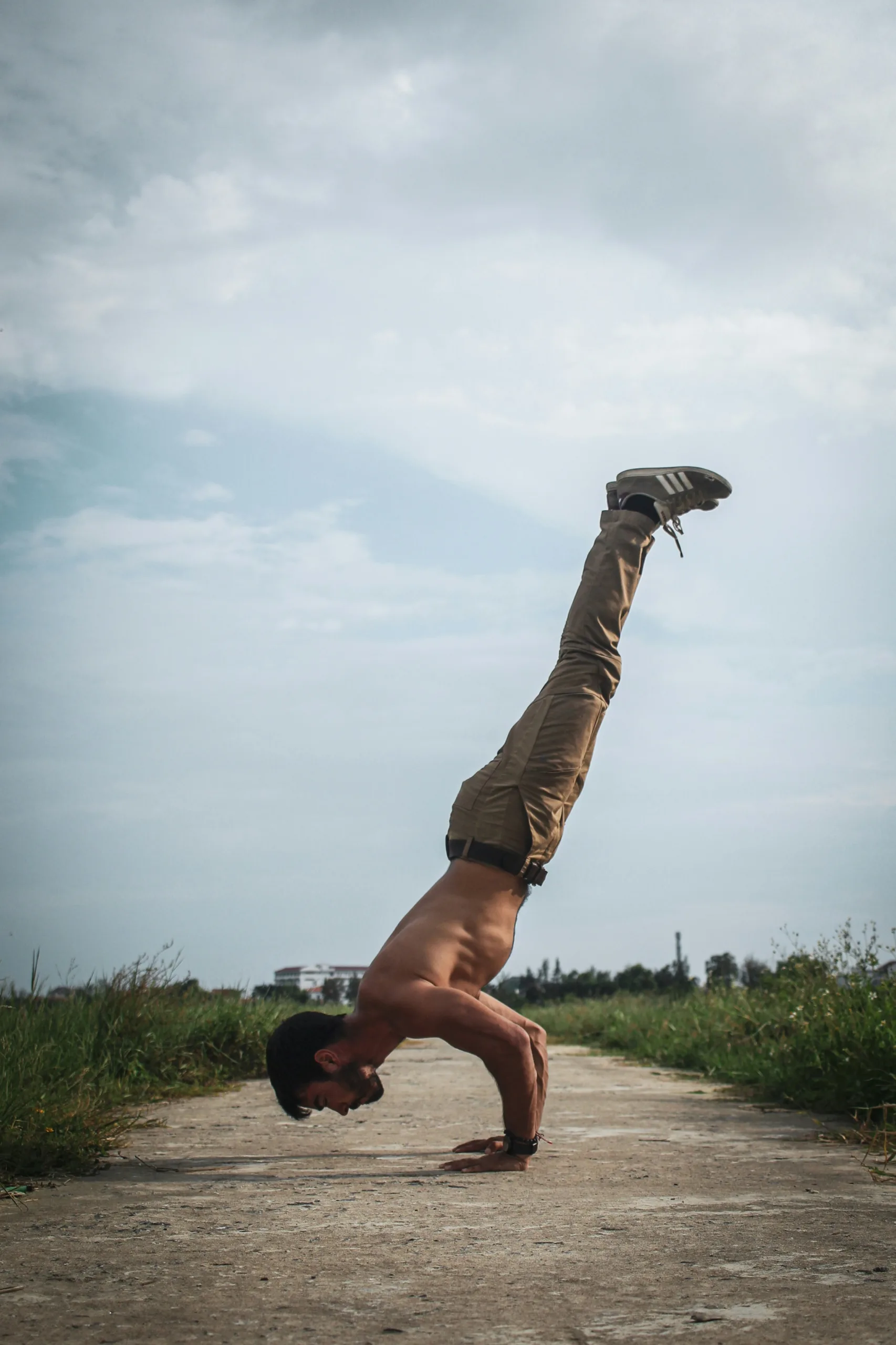 hand-stand-push-uppedro-araujo-VMsjpnB21hQ-