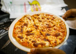 Esqueça a Farinha! A Pizza Saudável de Grão de Bico que Controla a Glicemia omar-hakeem-pizza-de-grao-de-bico