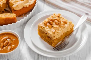pedaço de bolo de amendoin low carb pronto